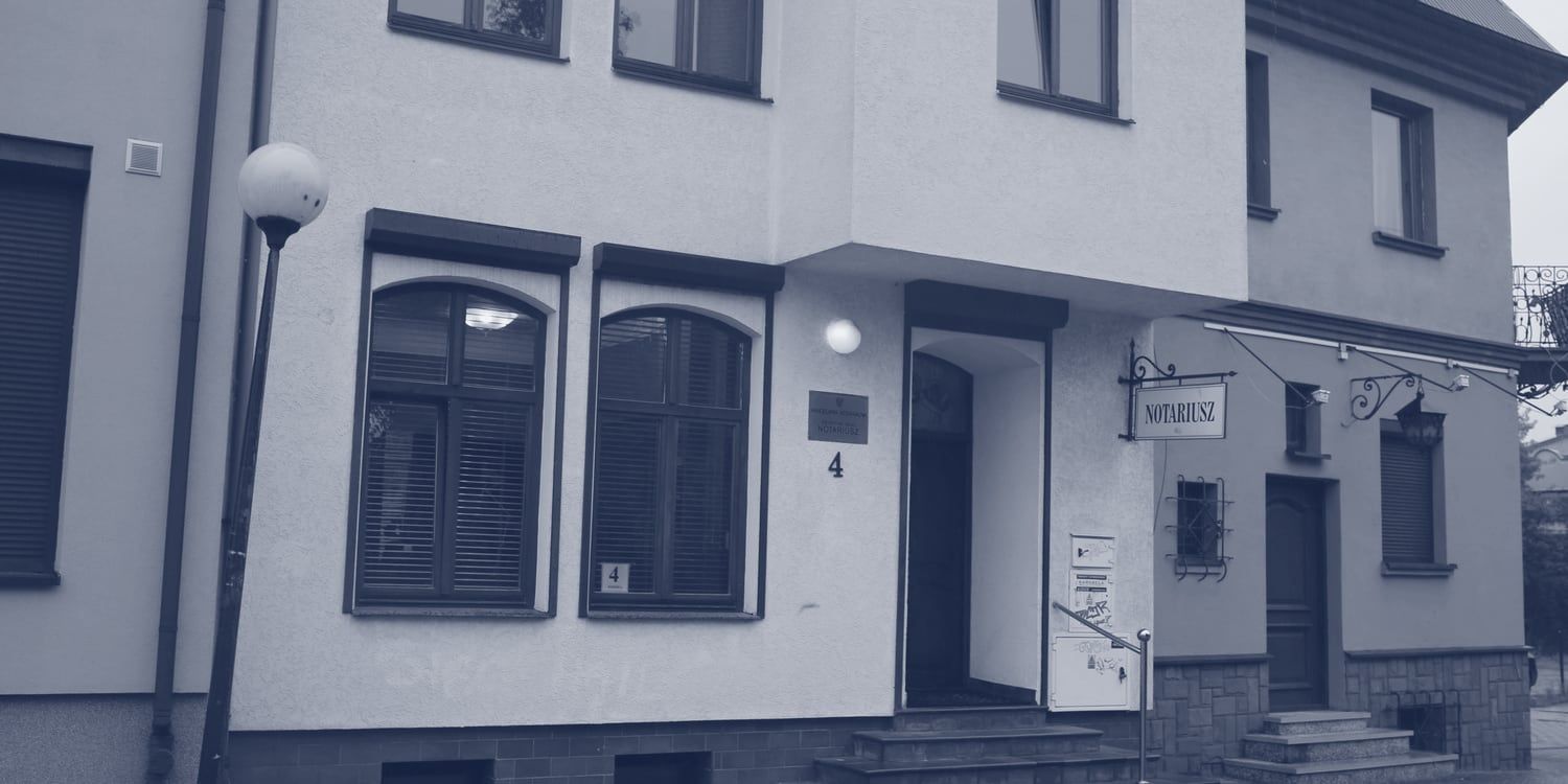 Budynek kancelarii przy ul. Szeroka 4: wejście z numerem 4 i szyldem Notariusz